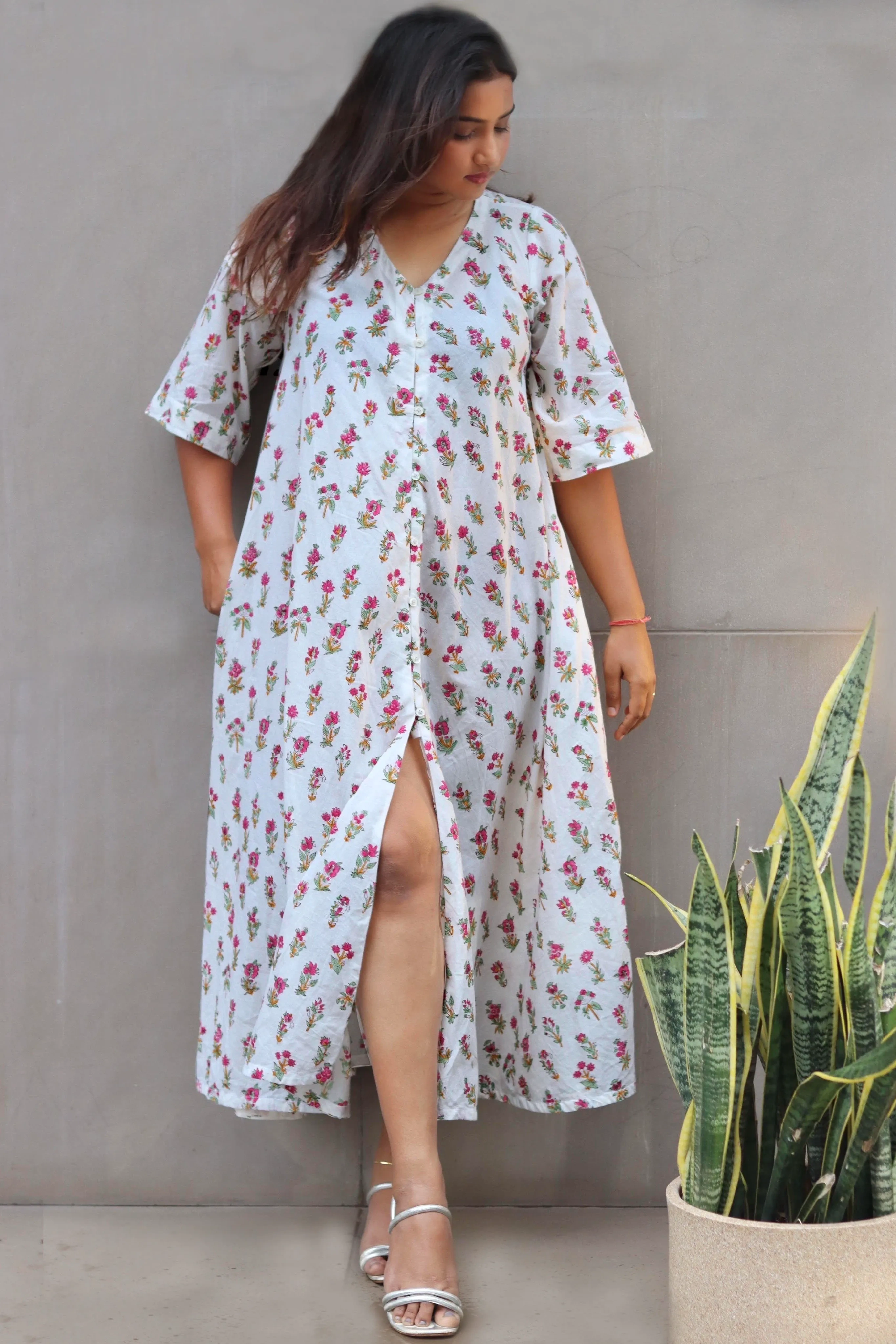 "MOH"A relaxed A-line silhouette 